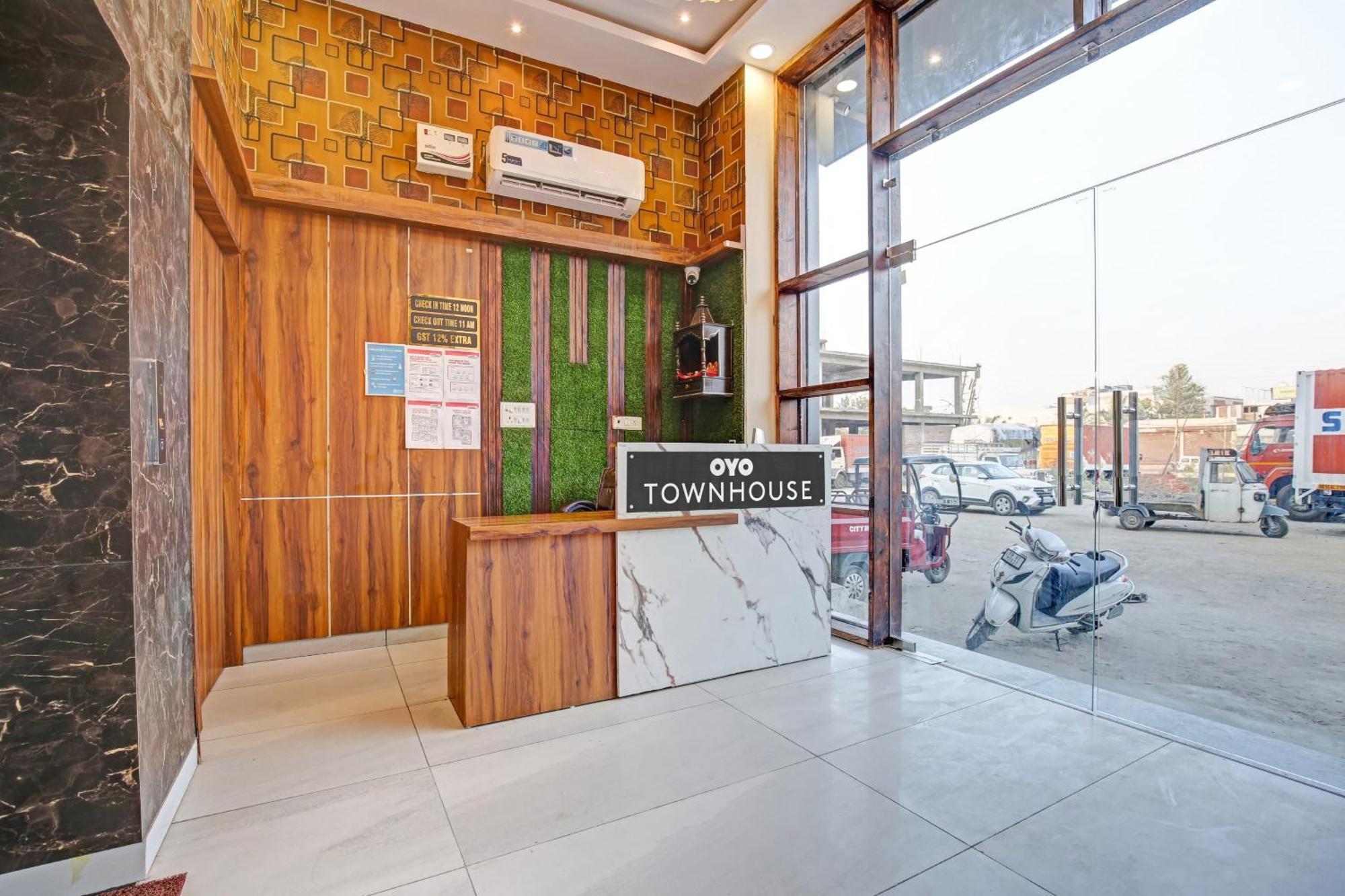 Townhouse Sky Hotel Ludhiana Buitenkant foto