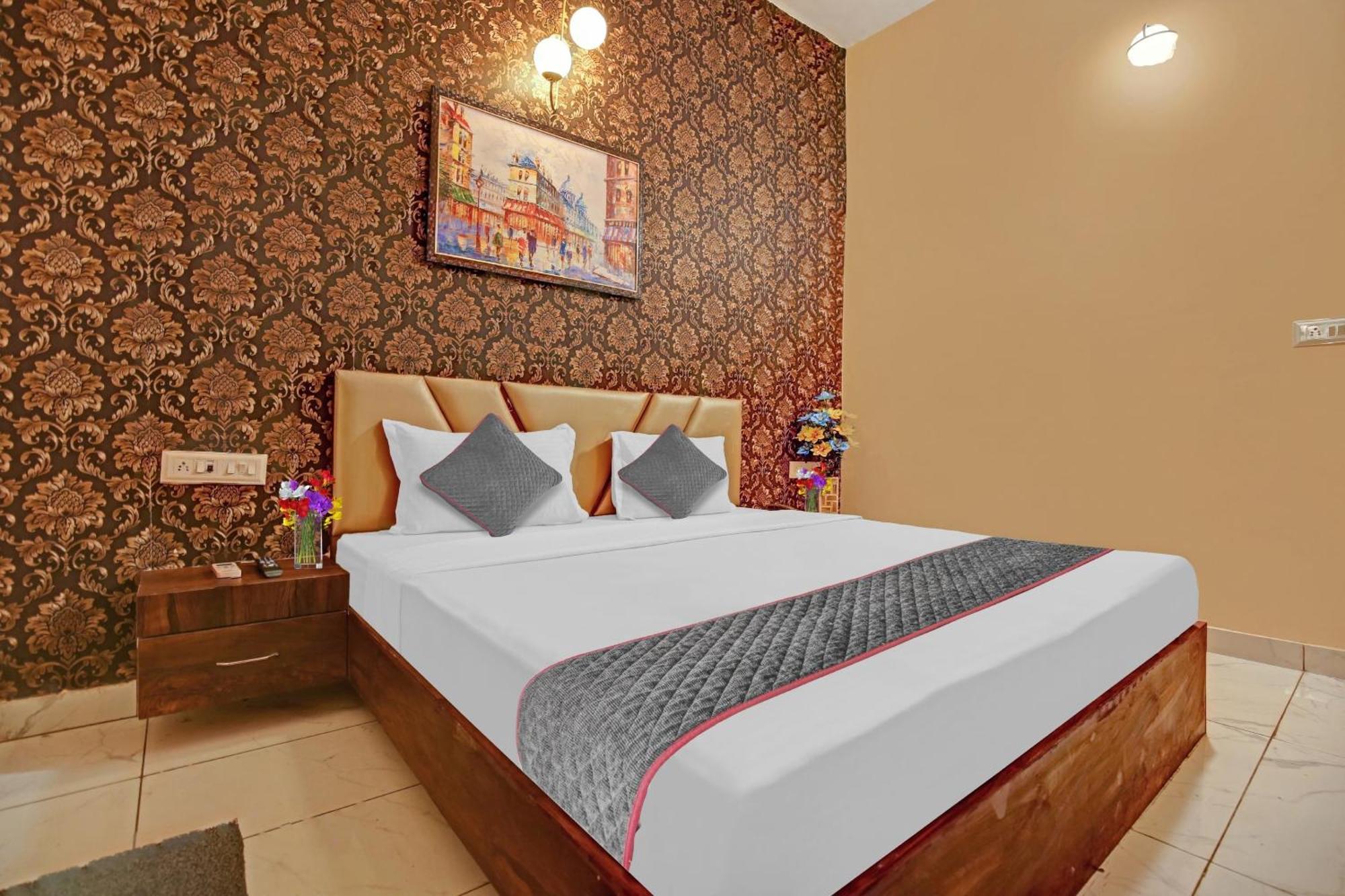 Townhouse Sky Hotel Ludhiana Buitenkant foto